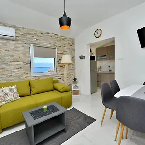 Apartament Laura, Vir